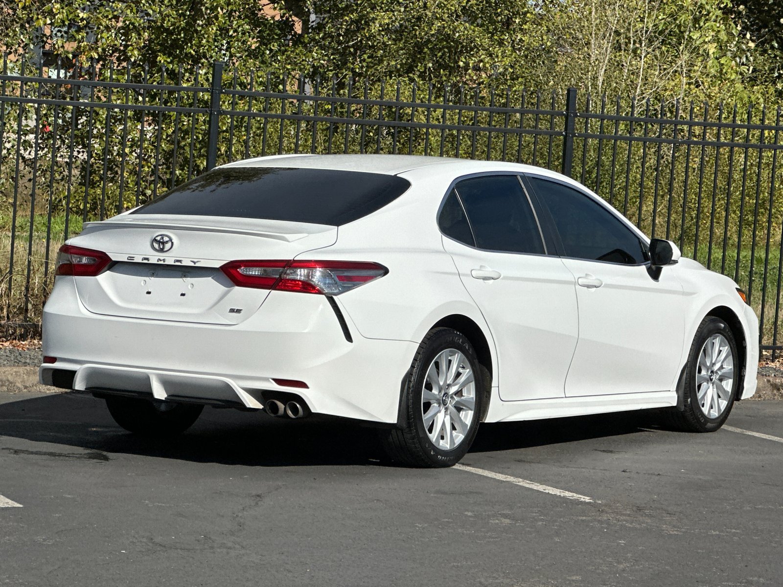 Used 2019 Toyota Camry SE FWD image 4