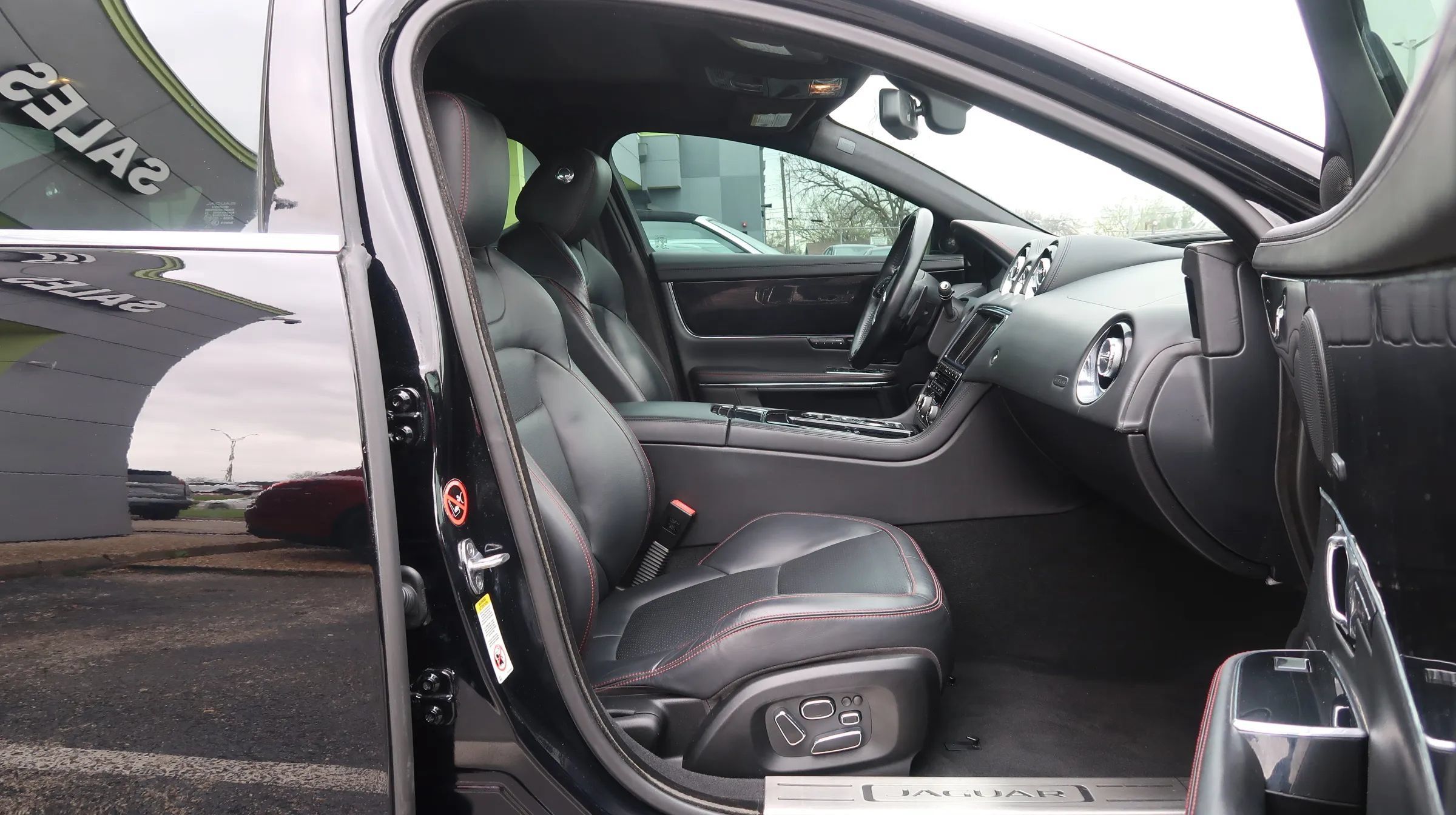 Used 2014 Jaguar XJ R LWB RWD image 24