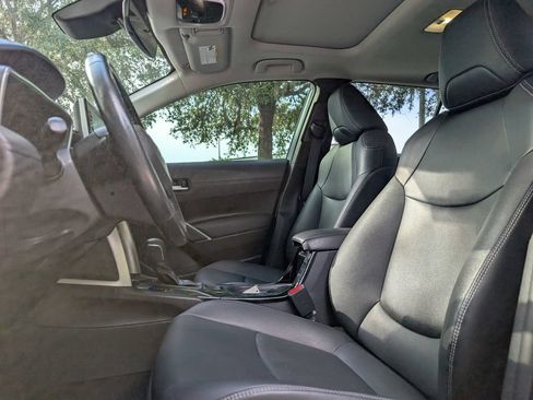 Used 2022 Toyota Corolla Cross XLE w/ Convenience Package AWD/4WD image 18