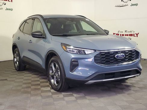 Used 2025 Ford Escape ST-Line w/ Cold Weather Package image 2