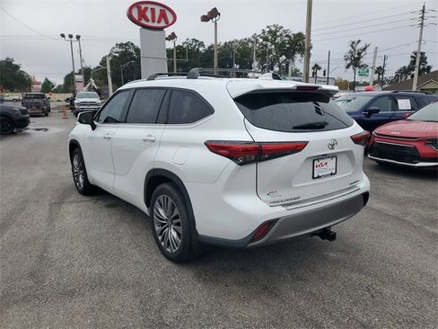 Used 2022 Toyota Highlander Platinum image 3