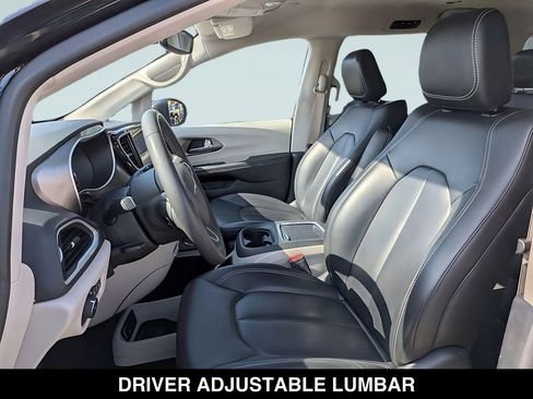 Used 2023 Chrysler Pacifica Touring-L FWD image 13