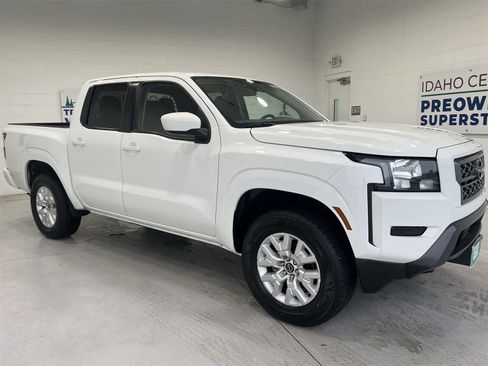 Used 2023 Nissan Frontier SV image 2