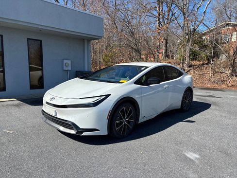Used 2024 Toyota Prius XLE image 1