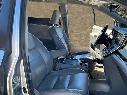 Used 2018 Toyota Sienna XLE image 7