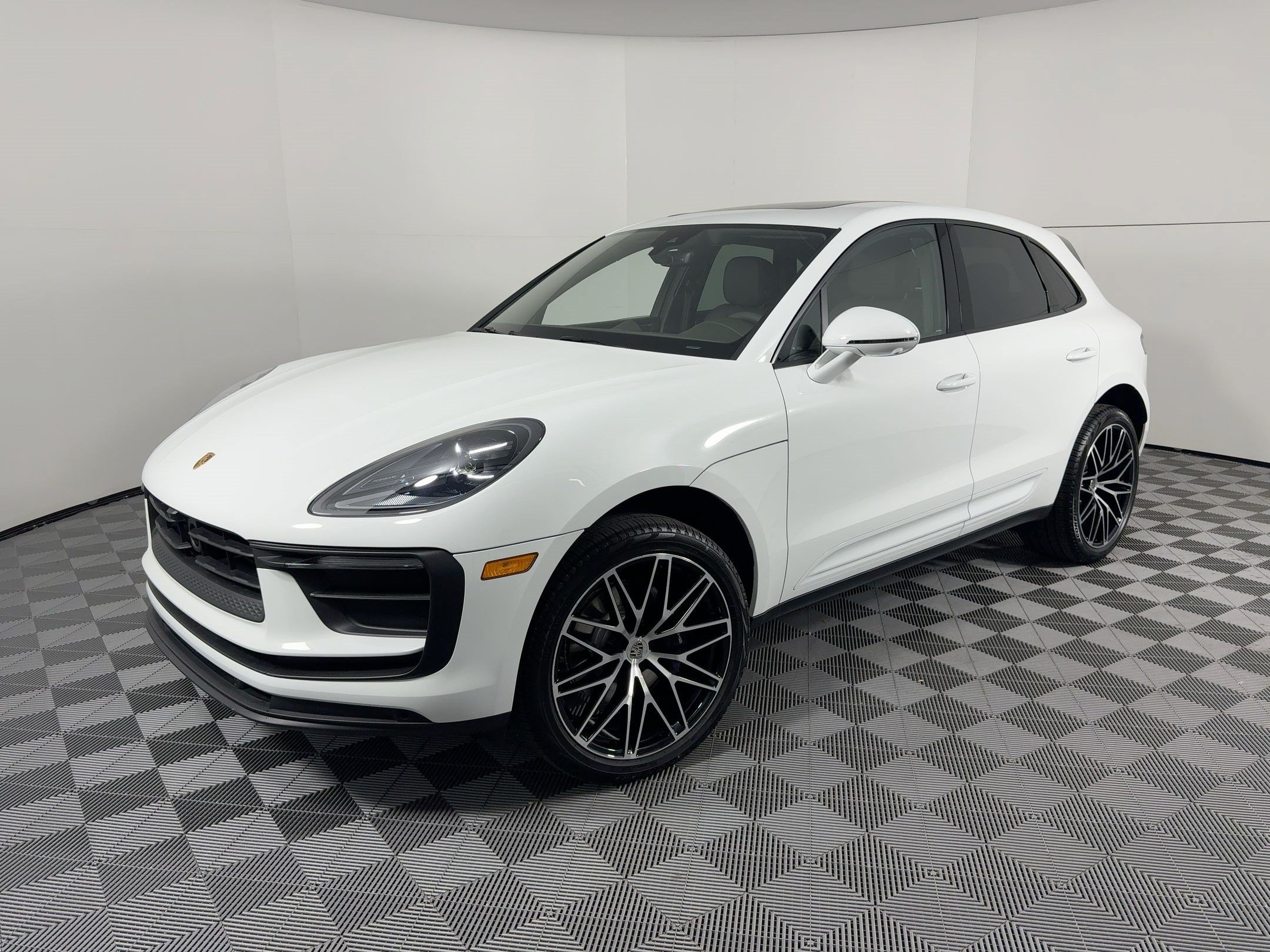 Certified 2026 Porsche Macan AWD/4WD image 1