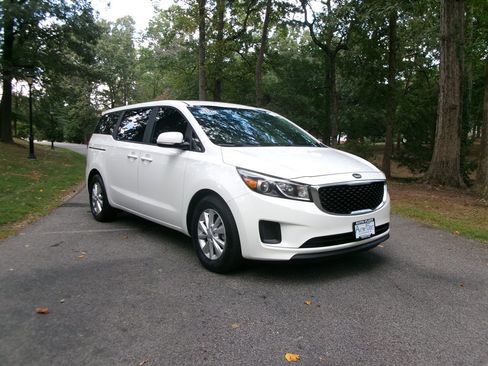 Used 2018 Kia Sedona L image 3