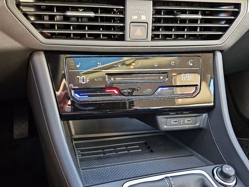 Used 2025 Volkswagen Jetta SEL image 16