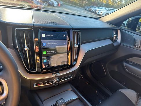 Used 2022 Volvo XC60 T8 R-Design w/ Advanced Package image 29