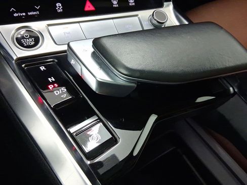 Used 2022 Audi e-tron Premium Plus w/ Premium Plus Package image 25