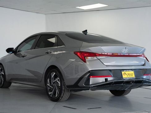 Used 2025 Hyundai Elantra Limited image 6