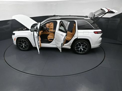 Used 2023 Jeep Grand Cherokee Summit AWD/4WD image 27