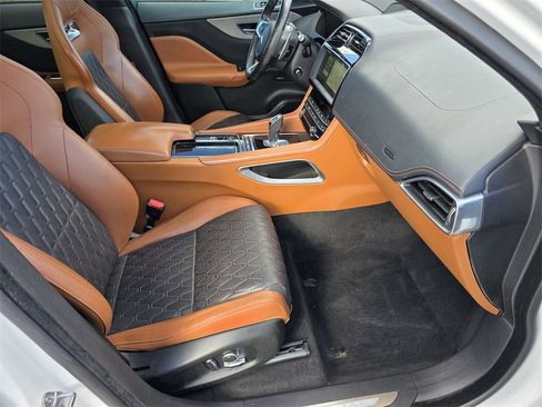 Used 2020 Jaguar F-PACE SVR image 32