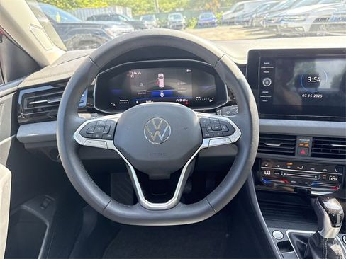 Used 2025 Volkswagen Jetta SE w/ Sunroof Package image 13