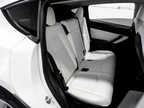 Used 2022 Tesla Model Y Long Range image 30