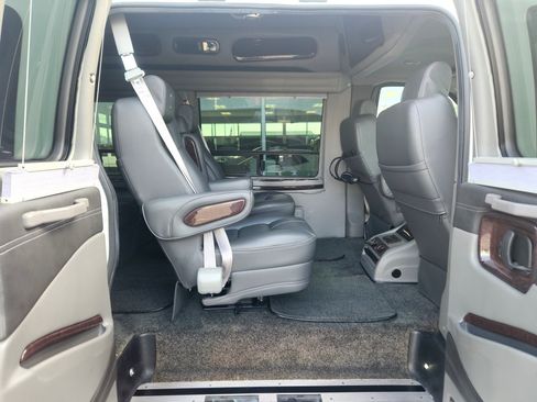 Used 2015 Chevrolet Express 2500 RWD image 42
