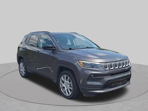 Used 2022 Jeep Compass Latitude w/ Sun and Sound Group AWD/4WD image 2