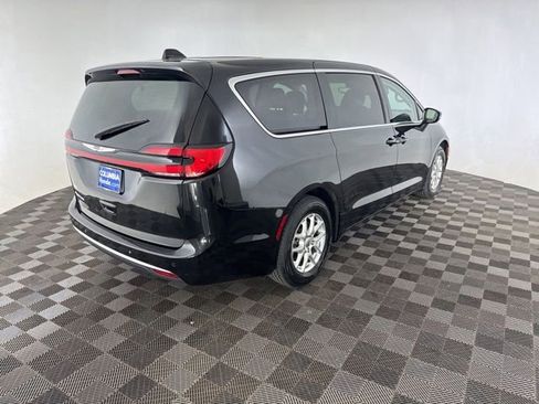 Used 2023 Chrysler Pacifica Touring-L FWD image 6