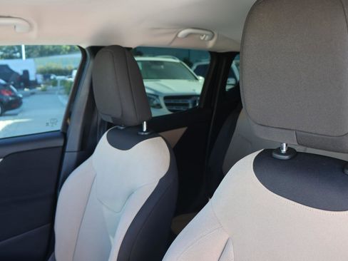 Used 2017 Jeep Renegade Latitude w/ Popular Equipment Group image 30