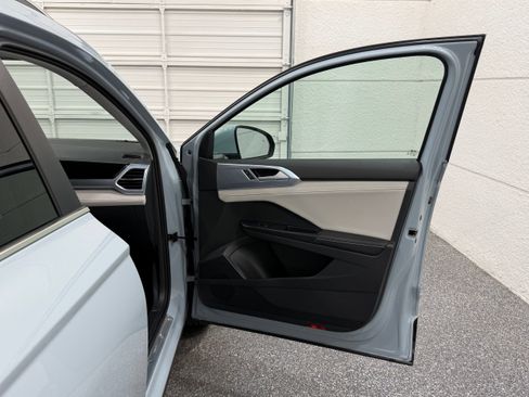 Used 2026 Volkswagen Taos SE w/ Panoramic Sunroof Package FWD image 27