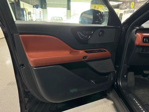 Used 2025 Lincoln Aviator Reserve AWD/4WD image 11