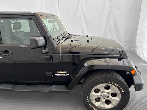 Used 2015 Jeep Wrangler Unlimited Sahara w/ Connectivity Group AWD/4WD image 7