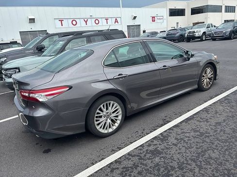 Used 2018 Toyota Camry XLE FWD image 9