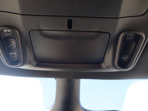 Used 2025 Chrysler Pacifica Limited FWD image 28