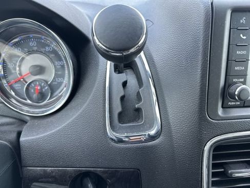 Used 2013 Chrysler Town & Country Touring FWD image 22