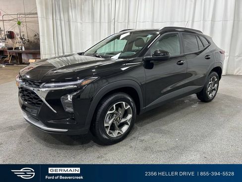 Used 2025 Chevrolet Trax LT FWD image 4