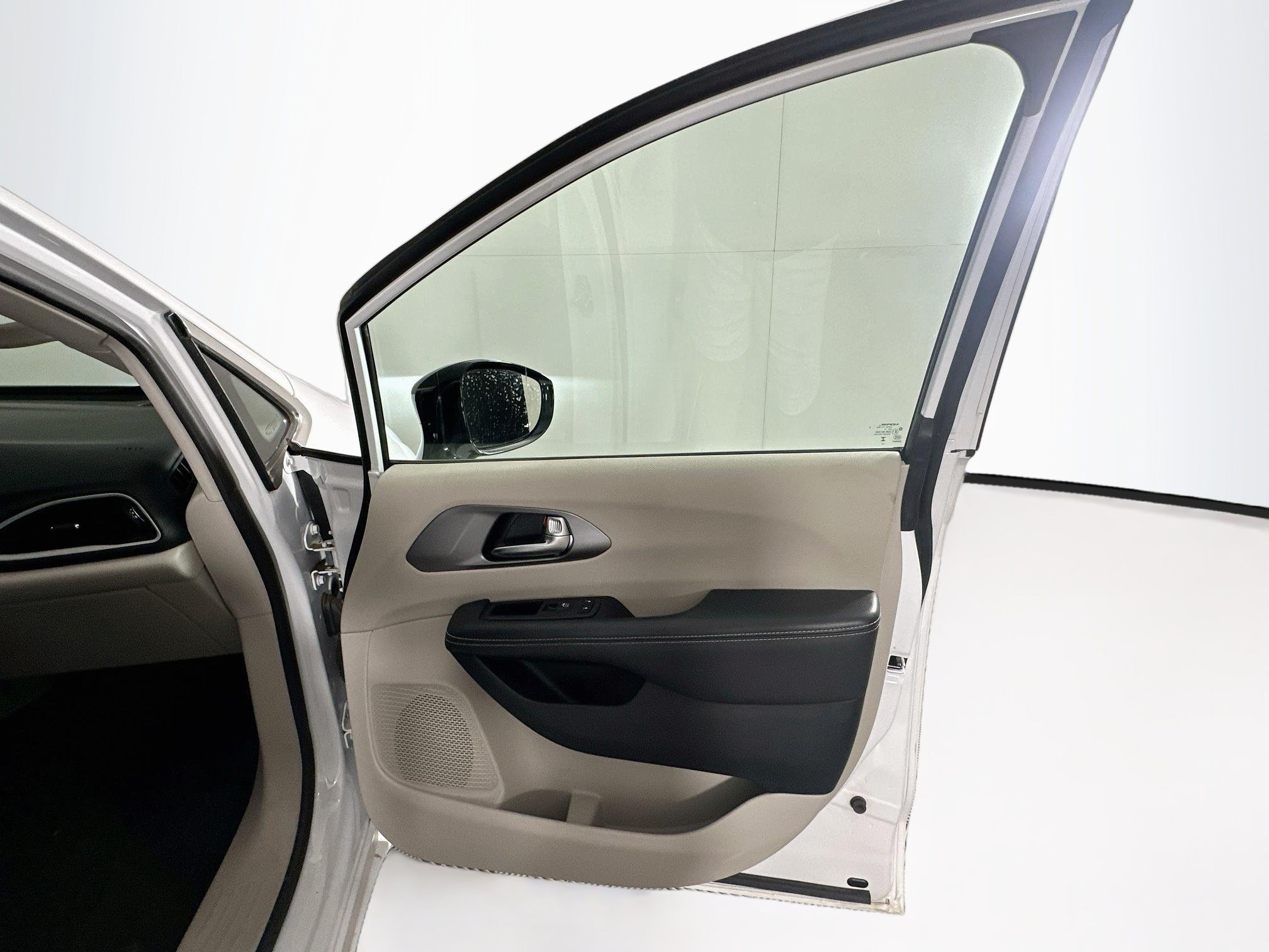 Used 2024 Chrysler Pacifica Touring-L FWD image 32