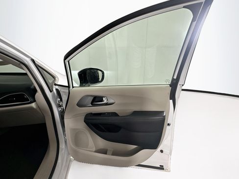 Used 2024 Chrysler Pacifica Touring-L FWD image 32