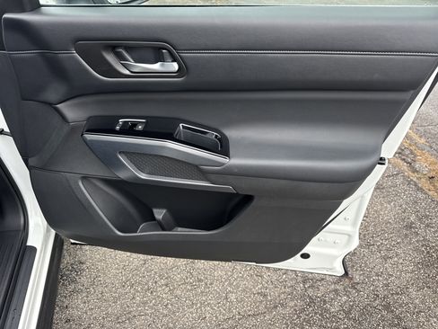 Used 2024 Nissan Pathfinder SL image 14