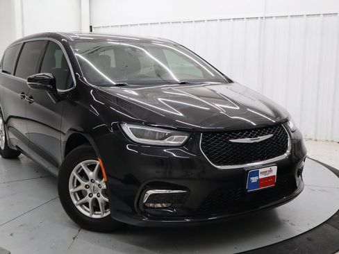 Used 2025 Chrysler Pacifica Select FWD image 1