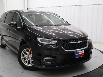 Used 2025 Chrysler Pacifica Select