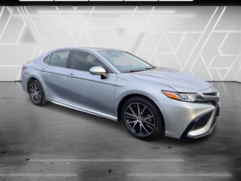 Used 2022 Toyota Camry SE image 4