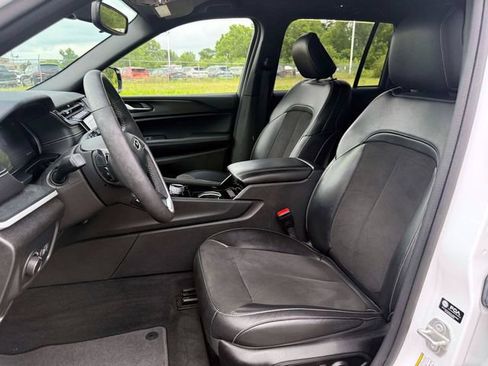 Used 2023 Jeep Grand Cherokee Altitude AWD/4WD image 17