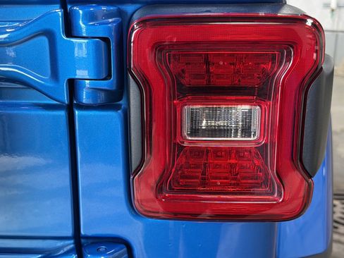 Used 2022 Jeep Wrangler Unlimited Sahara image 11