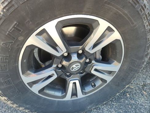 Used 2019 Toyota Tacoma TRD Sport image 6