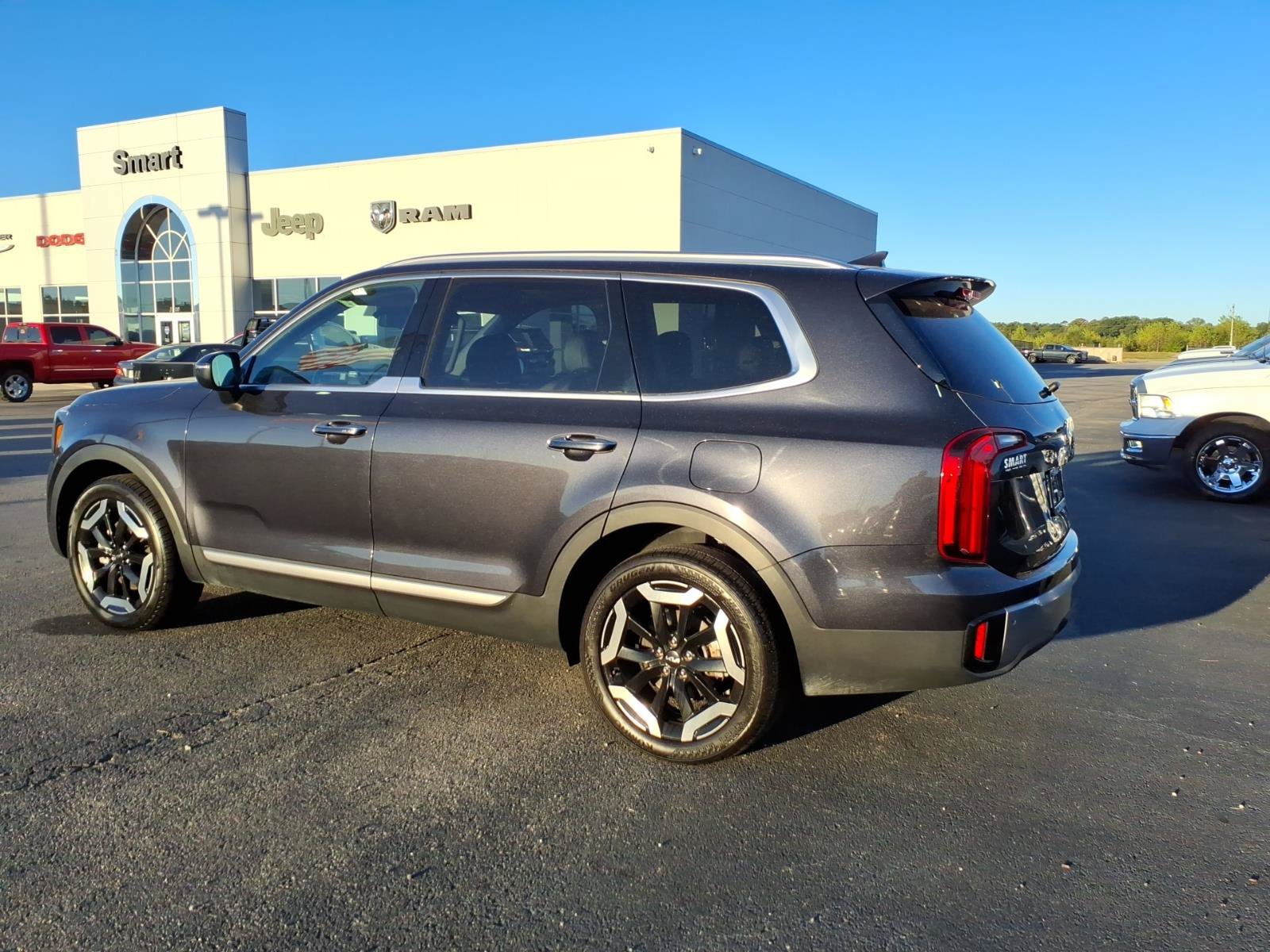 Used 2025 Kia Telluride S FWD image 3