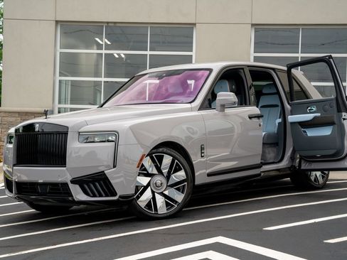 Used 2025 Rolls-Royce Cullinan AWD/4WD image 2