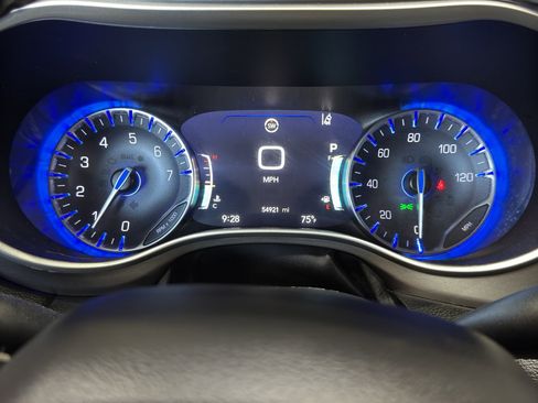 Used 2023 Chrysler Pacifica Touring-L image 29