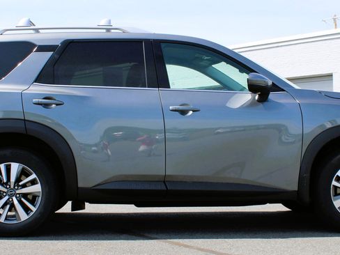 Used 2025 Nissan Pathfinder SL AWD/4WD image 6
