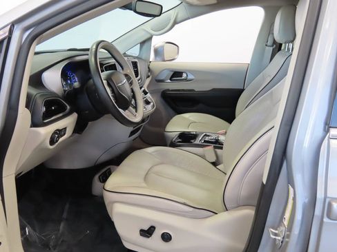 Used 2018 Chrysler Pacifica Limited w/ Advanced Safetytec Group FWD image 16
