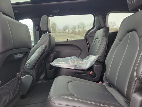 New 2026 Chrysler Pacifica Select AWD/4WD image 23