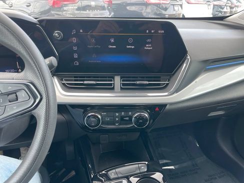 Used 2025 Chevrolet Trax LT FWD image 10