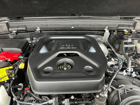 Used 2025 Jeep Wrangler Sport S image 32