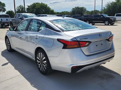 Used 2024 Nissan Altima 2.5 SV FWD image 7