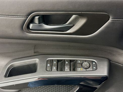 Used 2025 Nissan Pathfinder SV AWD/4WD image 15