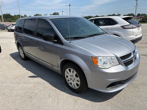 Used 2019 Dodge Grand Caravan SE FWD image 3